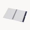 cuaderno-papel-reciclado-lapiz-negro-azul-marino-abierto