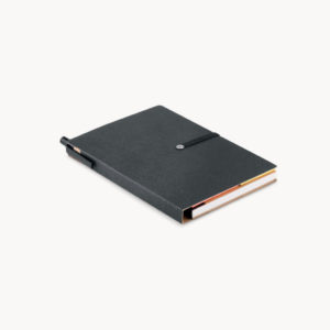 cuaderno-reciclado-notas-adhesivas-boligrafo-carton-negro