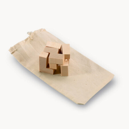 Rompecabezas de madera con forma de cubo